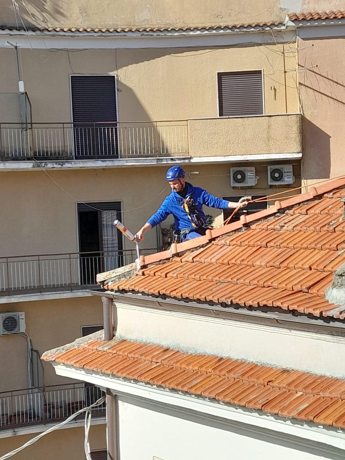 Manutenzione del tetto con le Funi