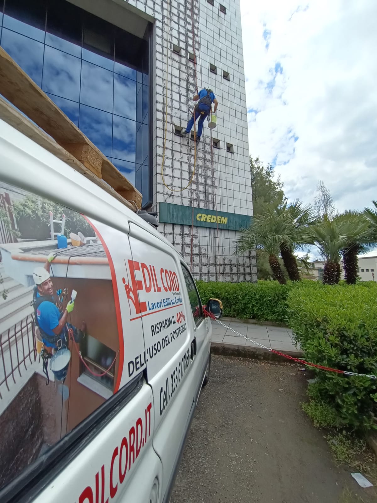 Lavori di edilizia acrobatica a Cosenza.